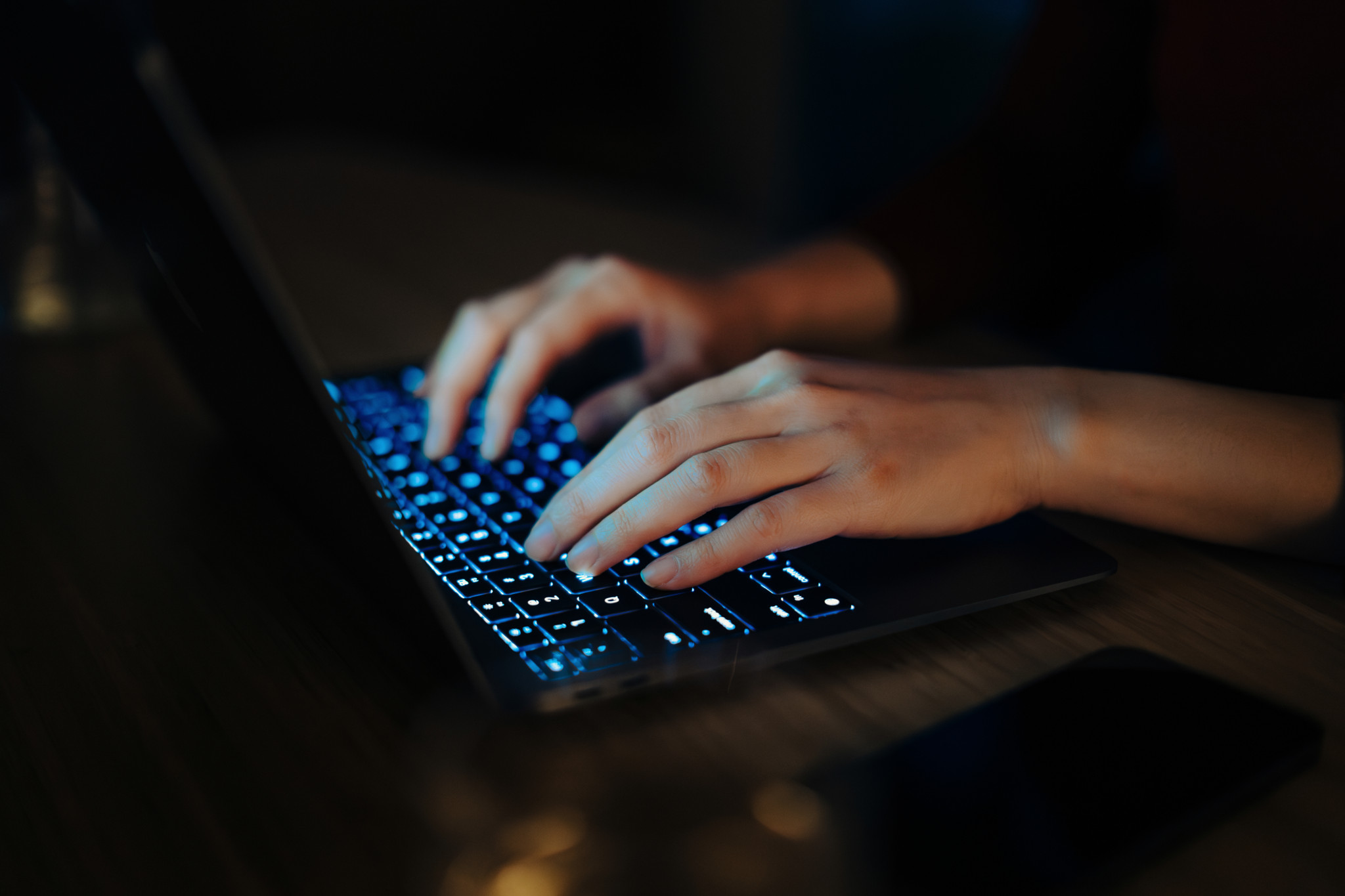 Développeur en train de coder sur son ordinateur